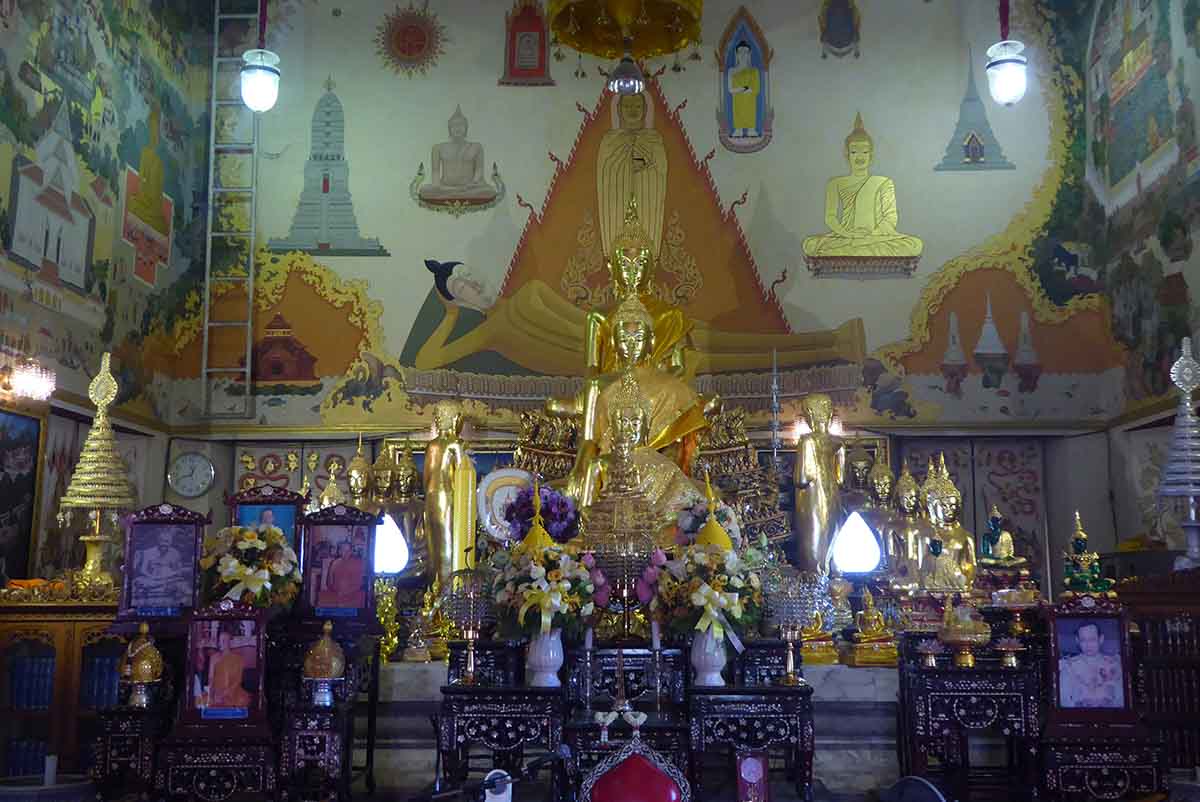 Wat Intharawihan Temple Bangkok