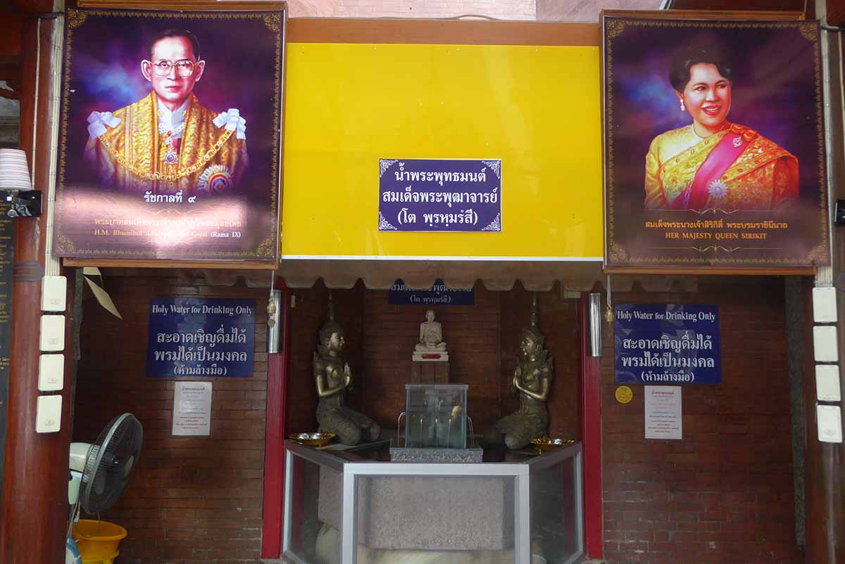 Wat Intharawihan Temple Bangkok