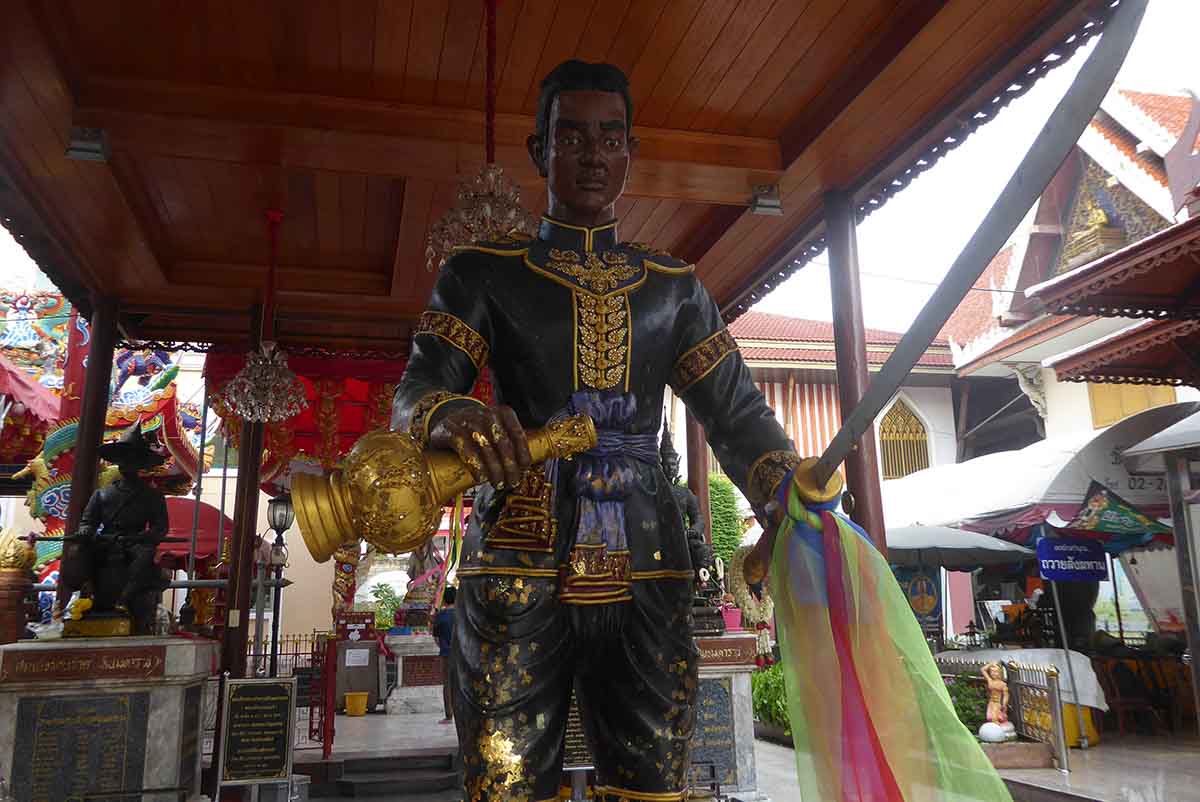 Wat Intharawihan Temple Bangkok