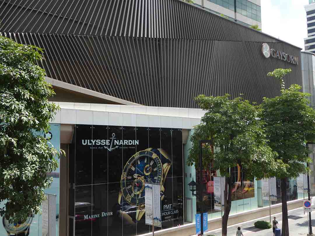 Bangkok, Thailand. 18th Aug, 2015. A security guard at the Louis Vuitton  store in Gaysorn, an exclusive mall across the street from Erawan Shrine.  The windows to the store was broken in