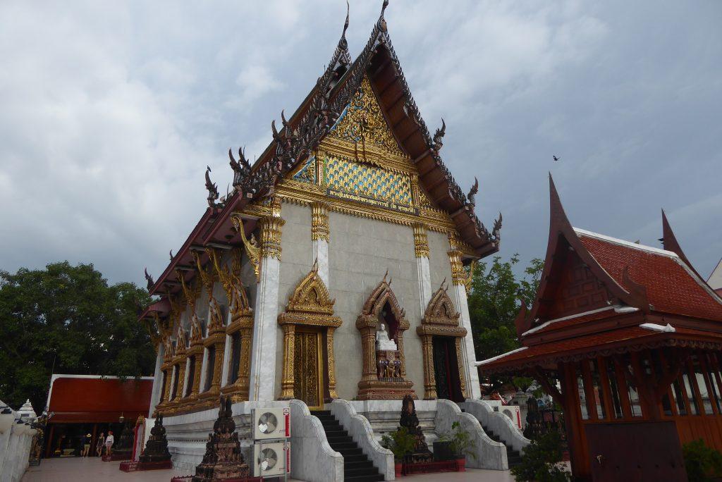 Wat Intharawihan Temple Bangkok