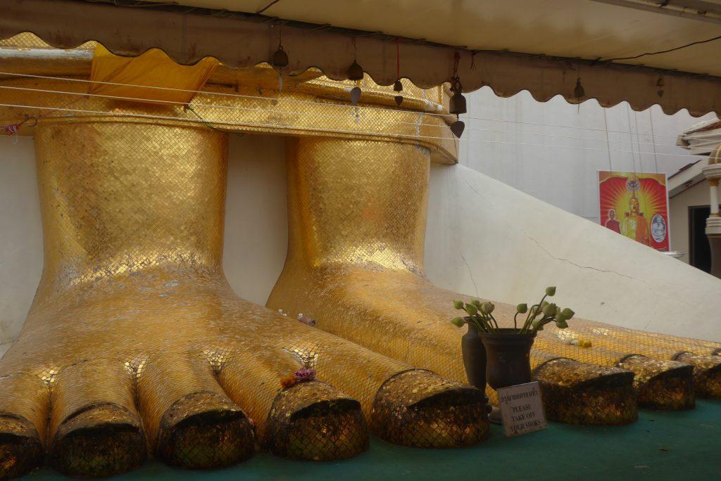 Wat Intharawihan Temple Bangkok