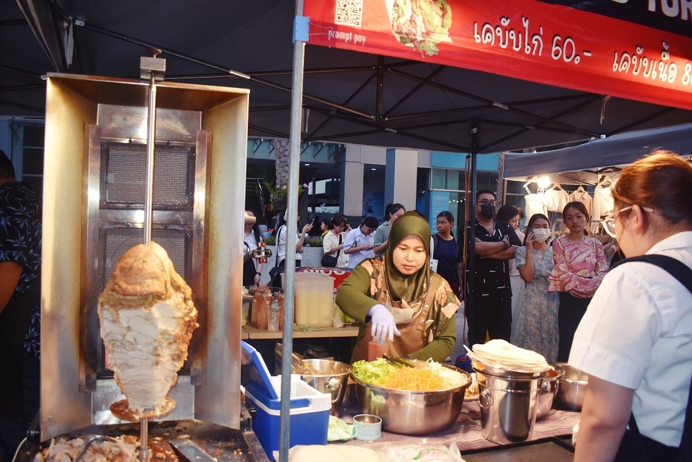Srikanhiranwirot university friday night market