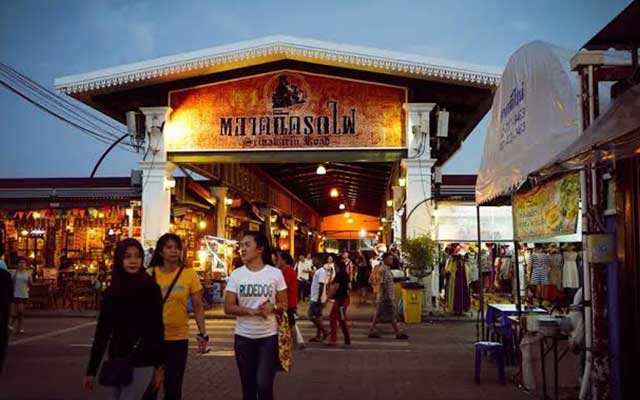ตลาดนัดรถไฟศรีนครินทร์