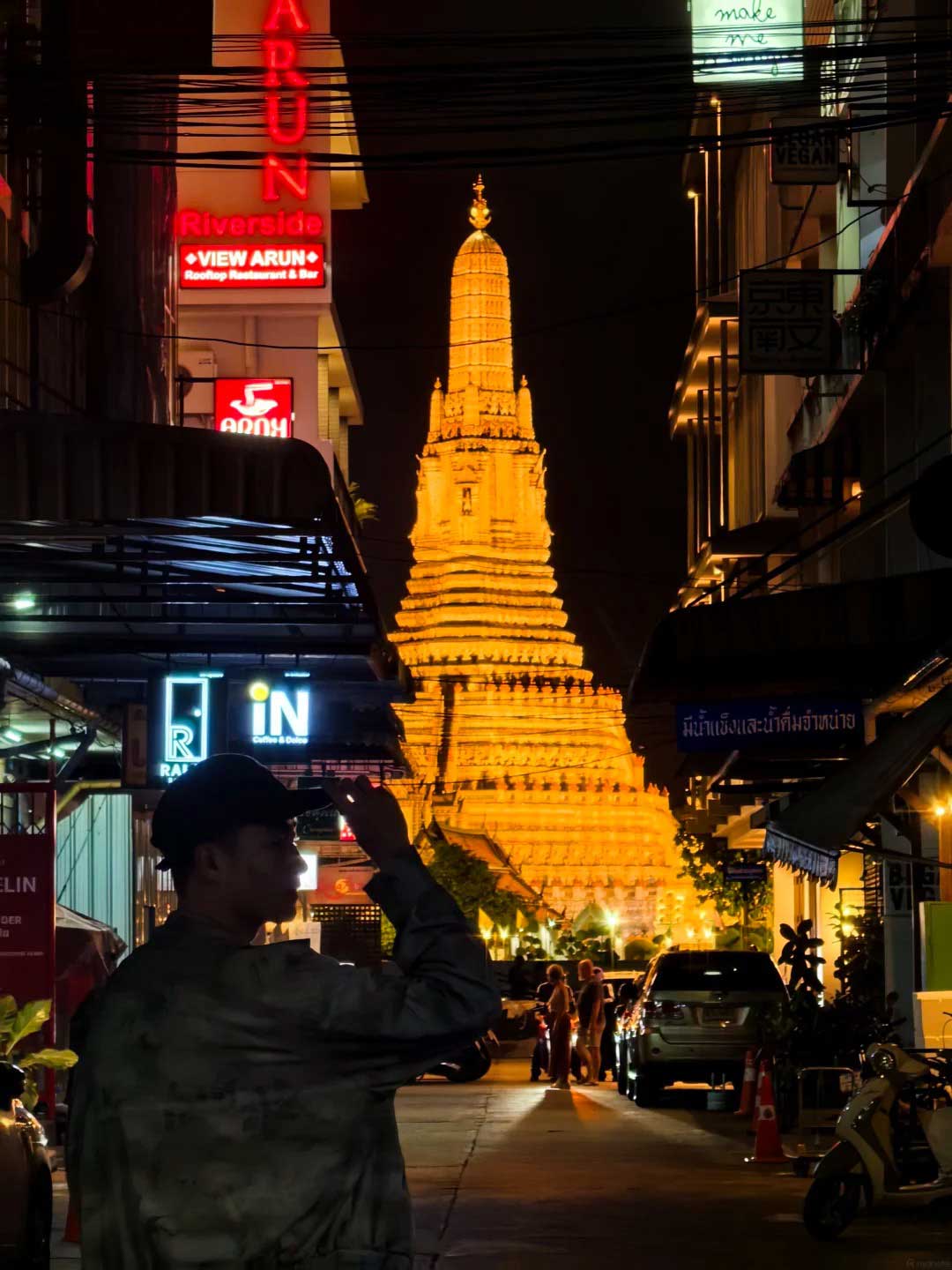 วิววัดอรุณจากซอยท่าสุพรรณในช่วงกลางคืน