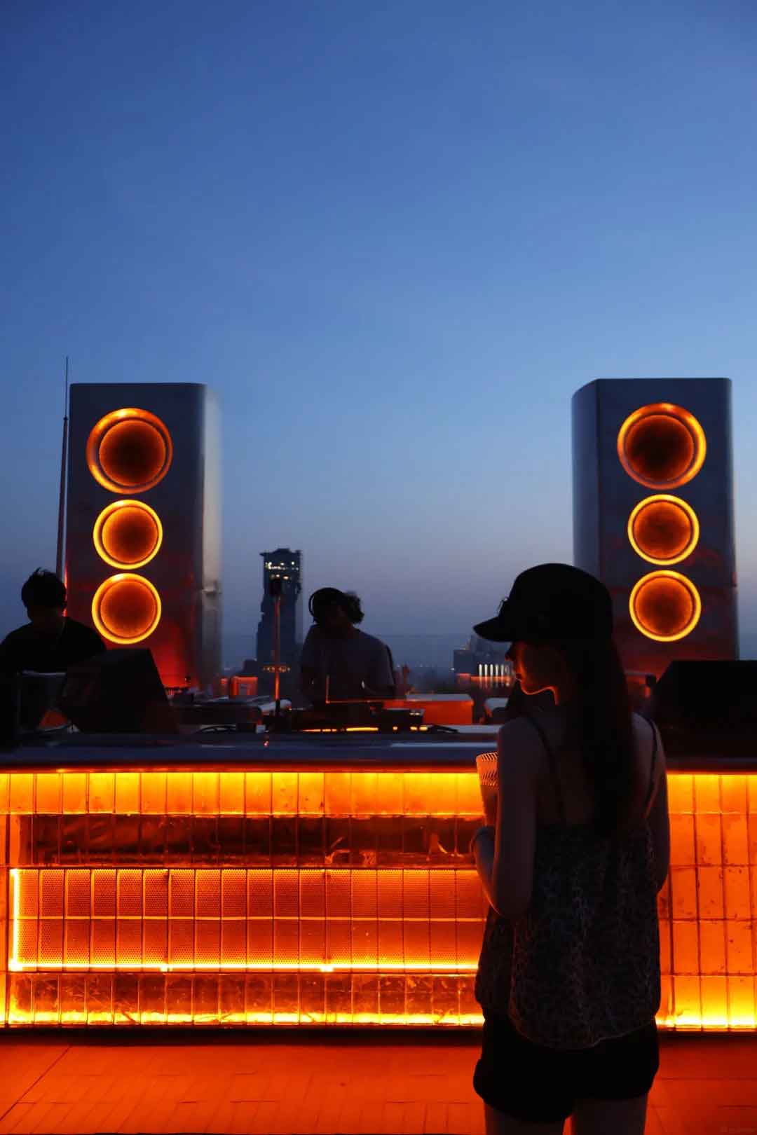 ทางเดินแสงสีส้มภายใน AETHER BKK