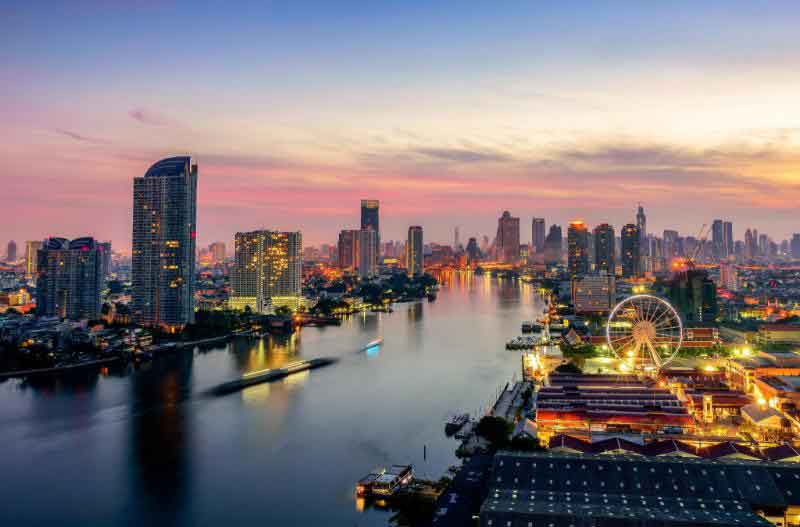 ทางเดินริมน้ำและแสงสีที่ Asiatique The Riverfront