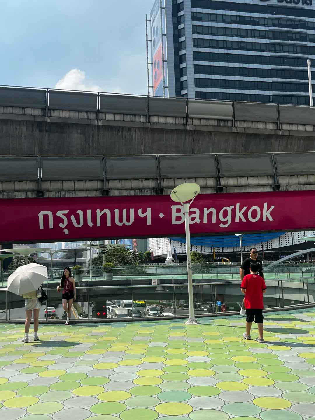 ศิลปินวาดภาพเหมือนภายในหอศิลปกรุงเทพ BACC