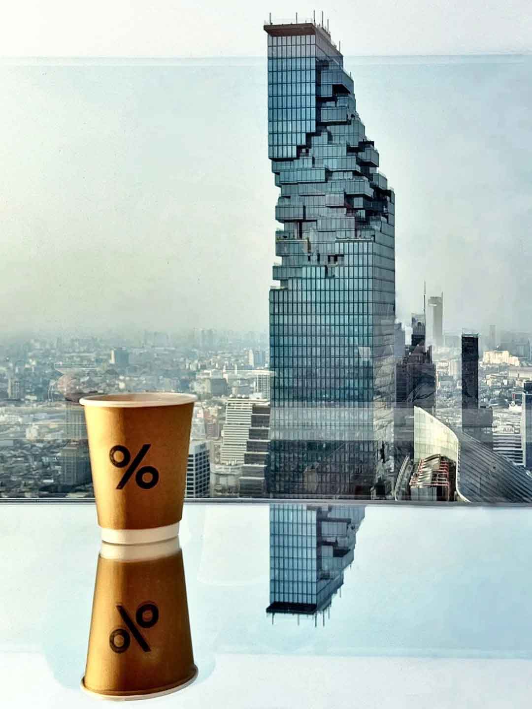 เงาสะท้อนของ King Power Mahanakhon บนโต๊ะกระจก