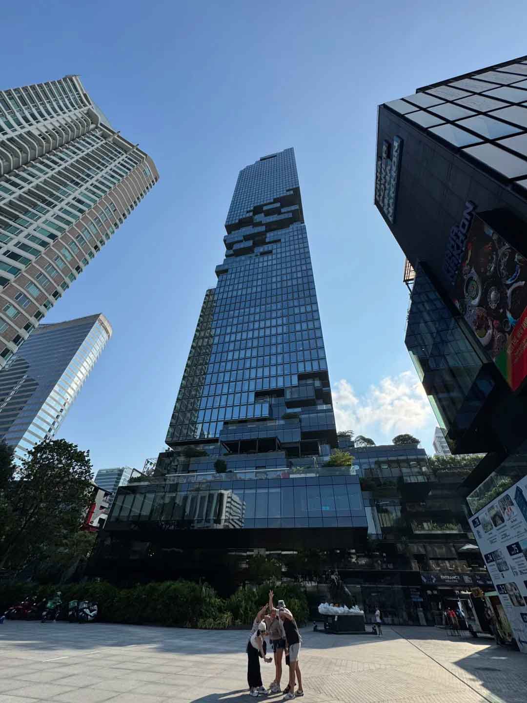 มุมเงยอาคาร King Power Mahanakhon จากระดับถนน