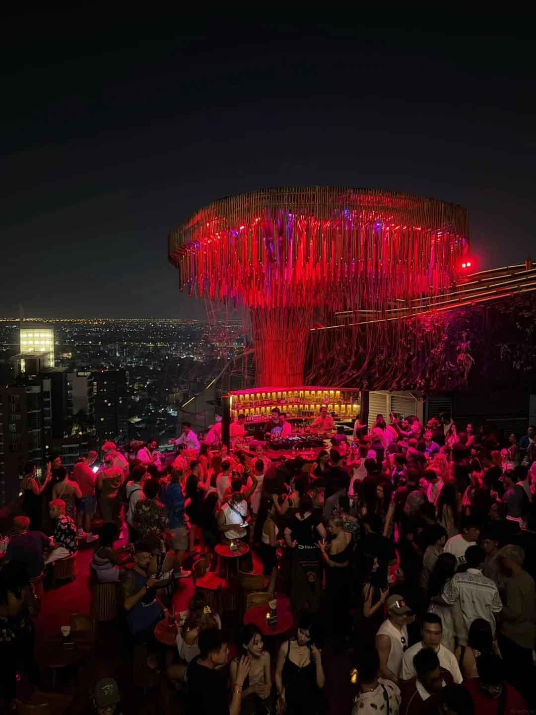 ต้นไม้ LED สีแดงที่ Tichuca Rooftop Bar ในช่วงกลางคืน