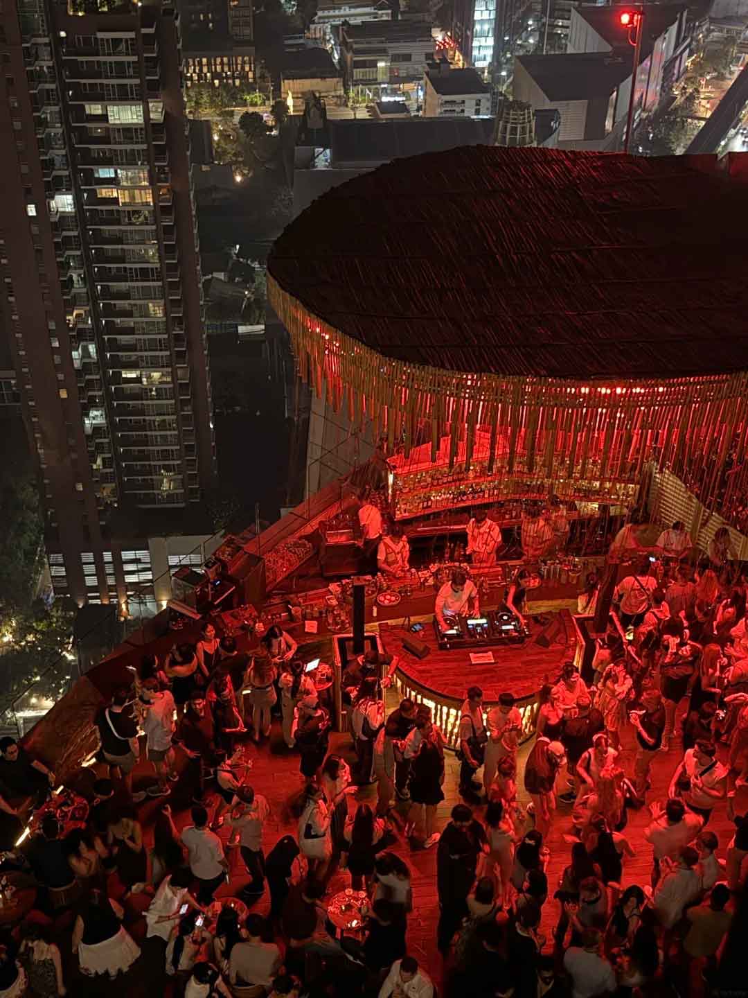 บรรยากาศปาร์ตี้และวิวเมืองที่ Tichuca Rooftop Bar
