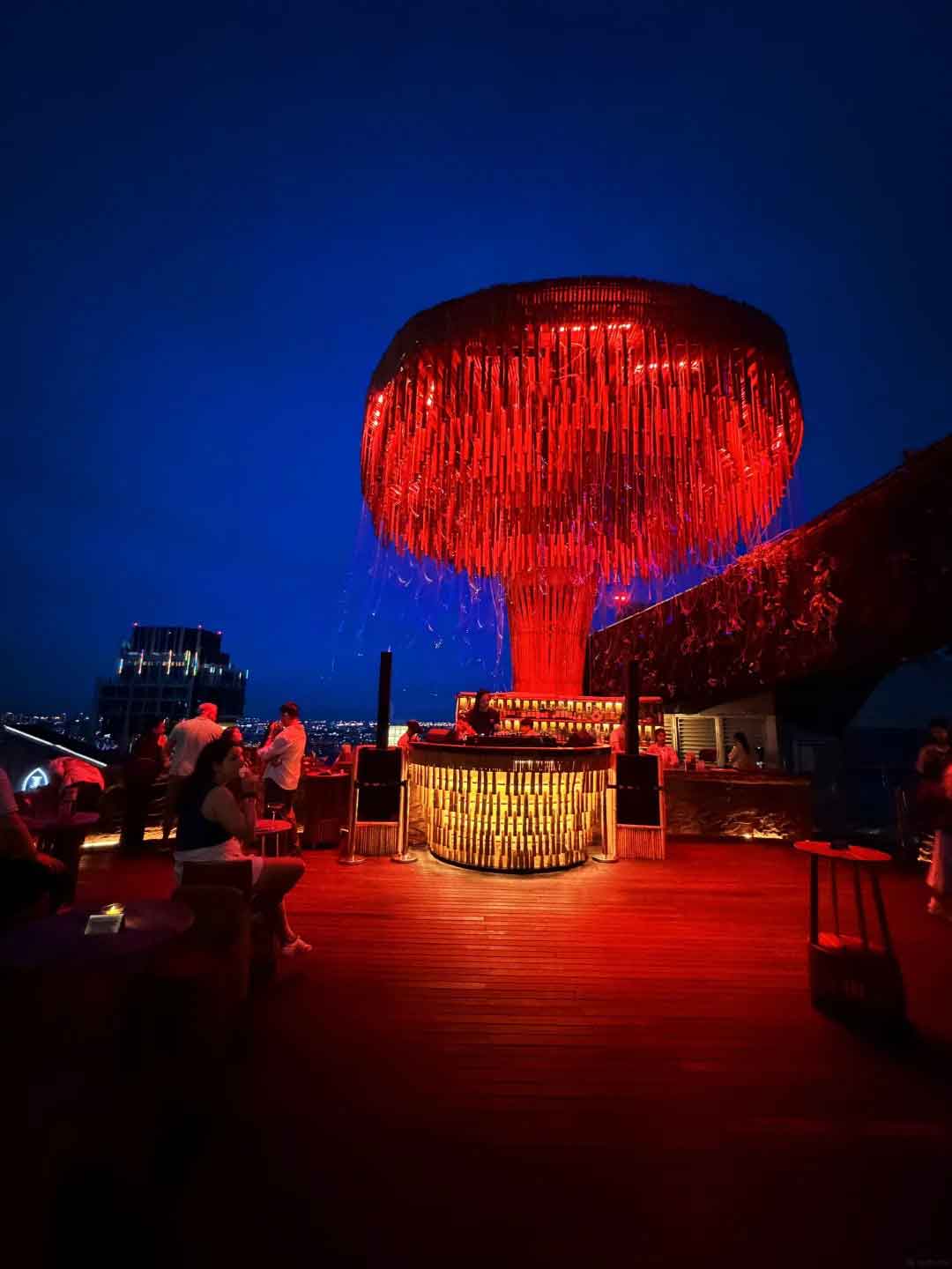 มุมสูงของบาร์และต้นไม้ LED ที่ Tichuca Rooftop Bar