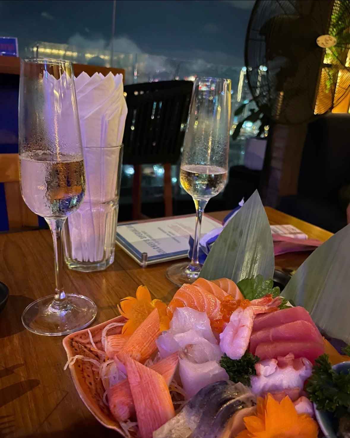 วิวเส้นขอบฟ้ากรุงเทพจาก Above Eleven Rooftop Bar ย่านสุขุมวิท