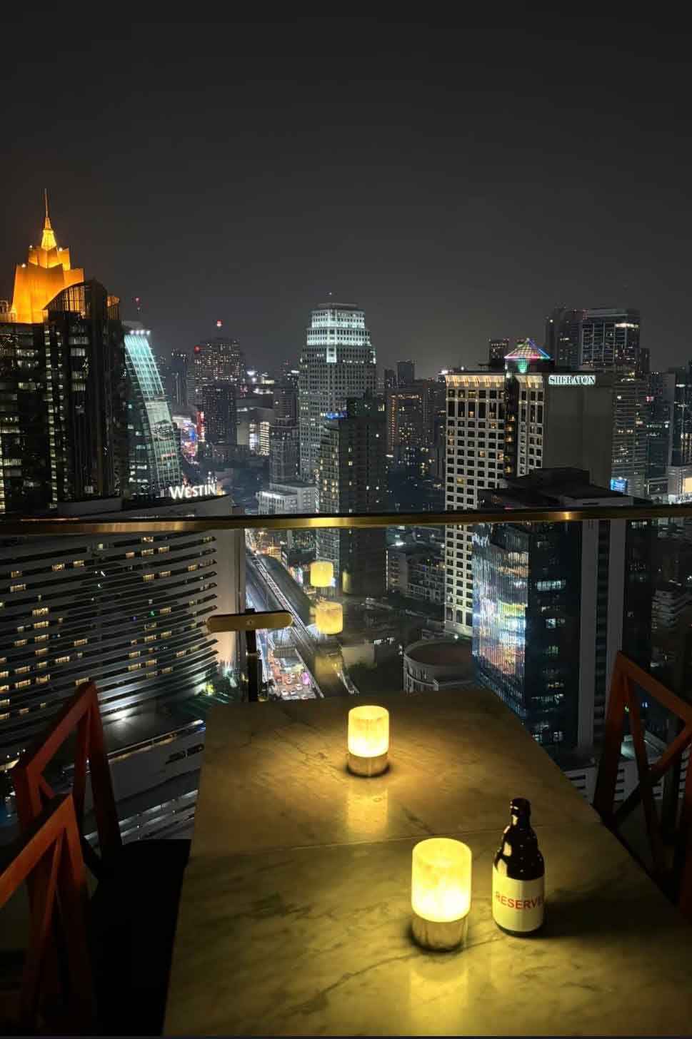 อาหารสไตล์เบลเยียมที่ Belga Rooftop Bar and Brasserie