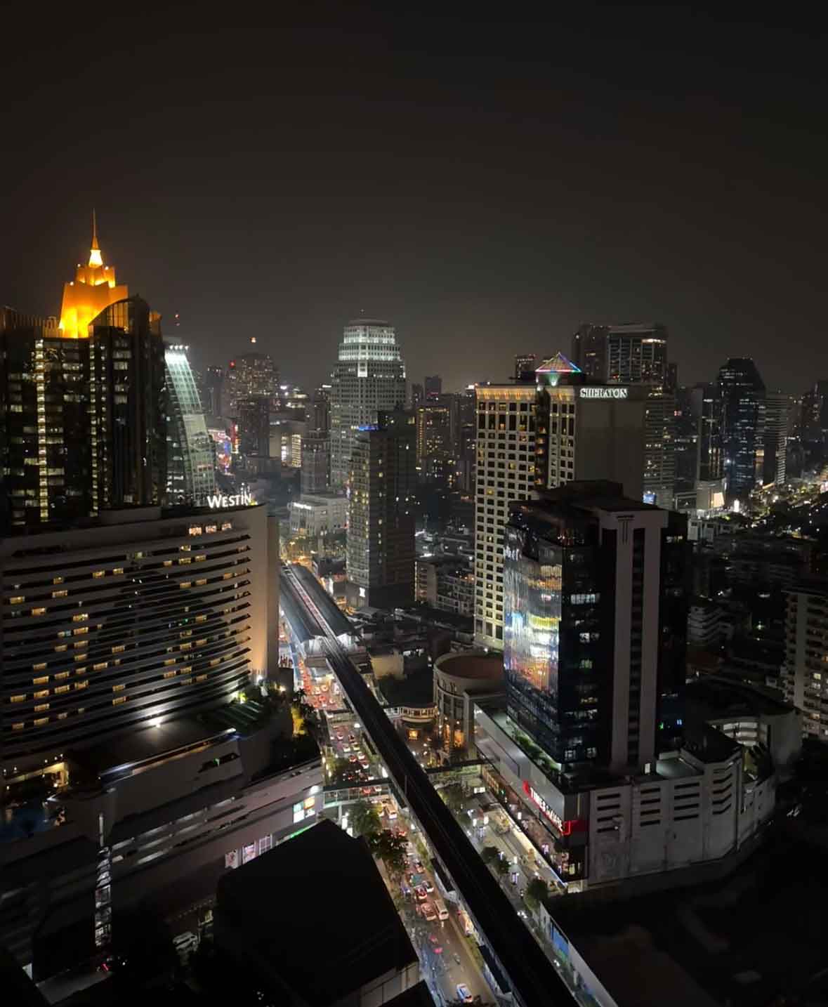โต๊ะริมวิวและบรรยากาศกลางคืนที่ Belga Rooftop Bar Bangkok
