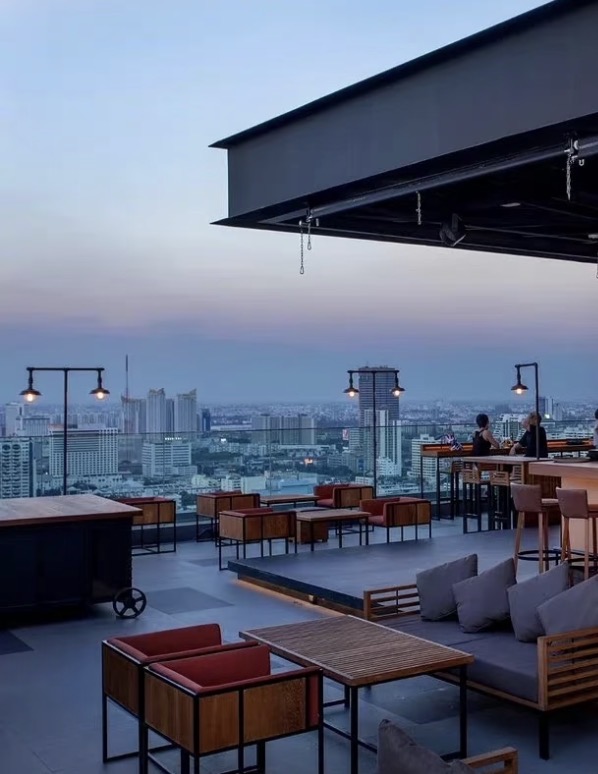 วิวพระอาทิตย์ตกจาก Brewski Rooftop Craft Beer Bar กรุงเทพ