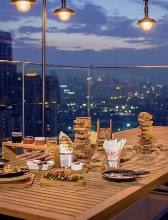 พื้นที่นั่งกลางแจ้งที่ Brewski Rooftop Craft Beer Bar