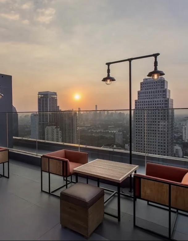 อาหาร คราฟต์เบียร์ และวิวกลางคืนที่ Brewski Rooftop