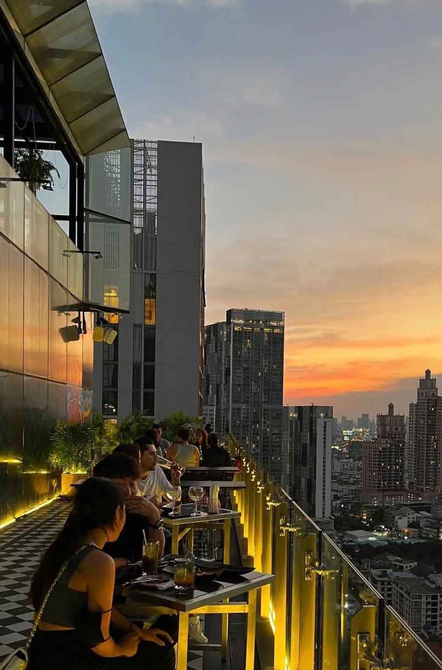 บาร์ด้านในของ Mojjo Rooftop Lounge & Bar กรุงเทพ