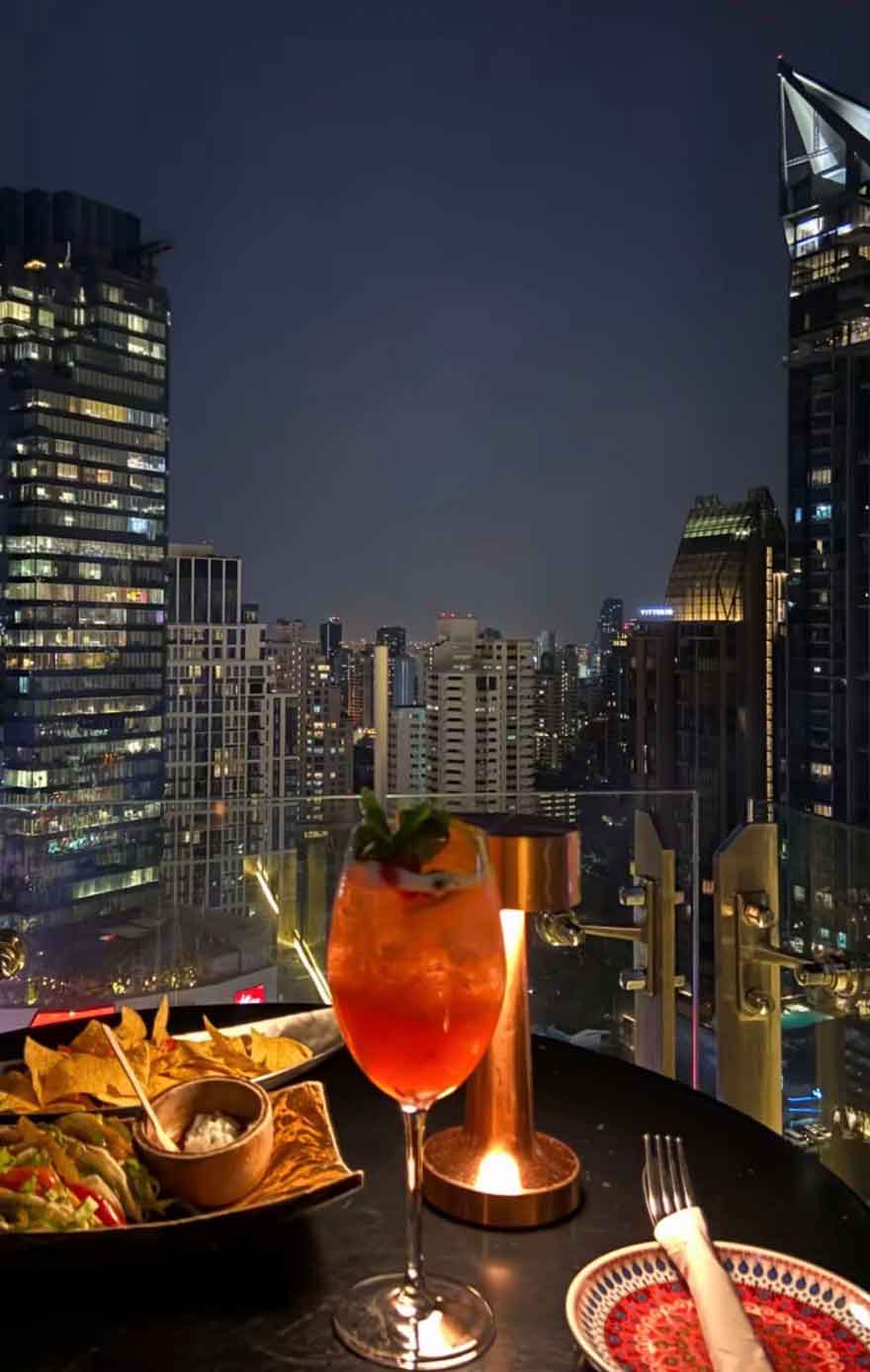 วิวพระอาทิตย์ตกจาก Mojjo Rooftop Lounge & Bar กรุงเทพ