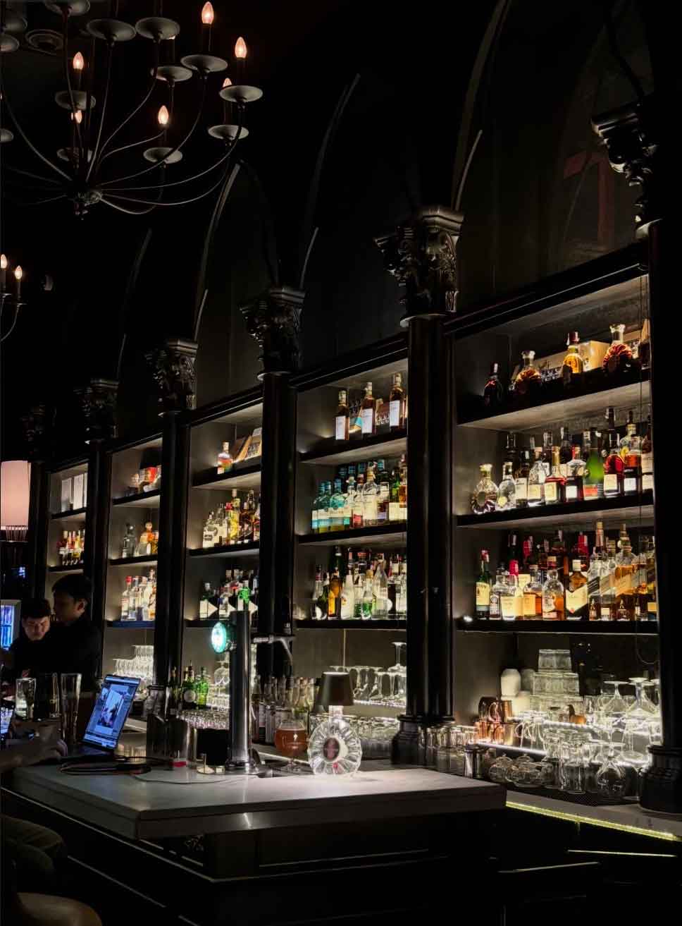 ค็อกเทลและวิวกลางคืนที่ Mojjo Rooftop Lounge & Bar
