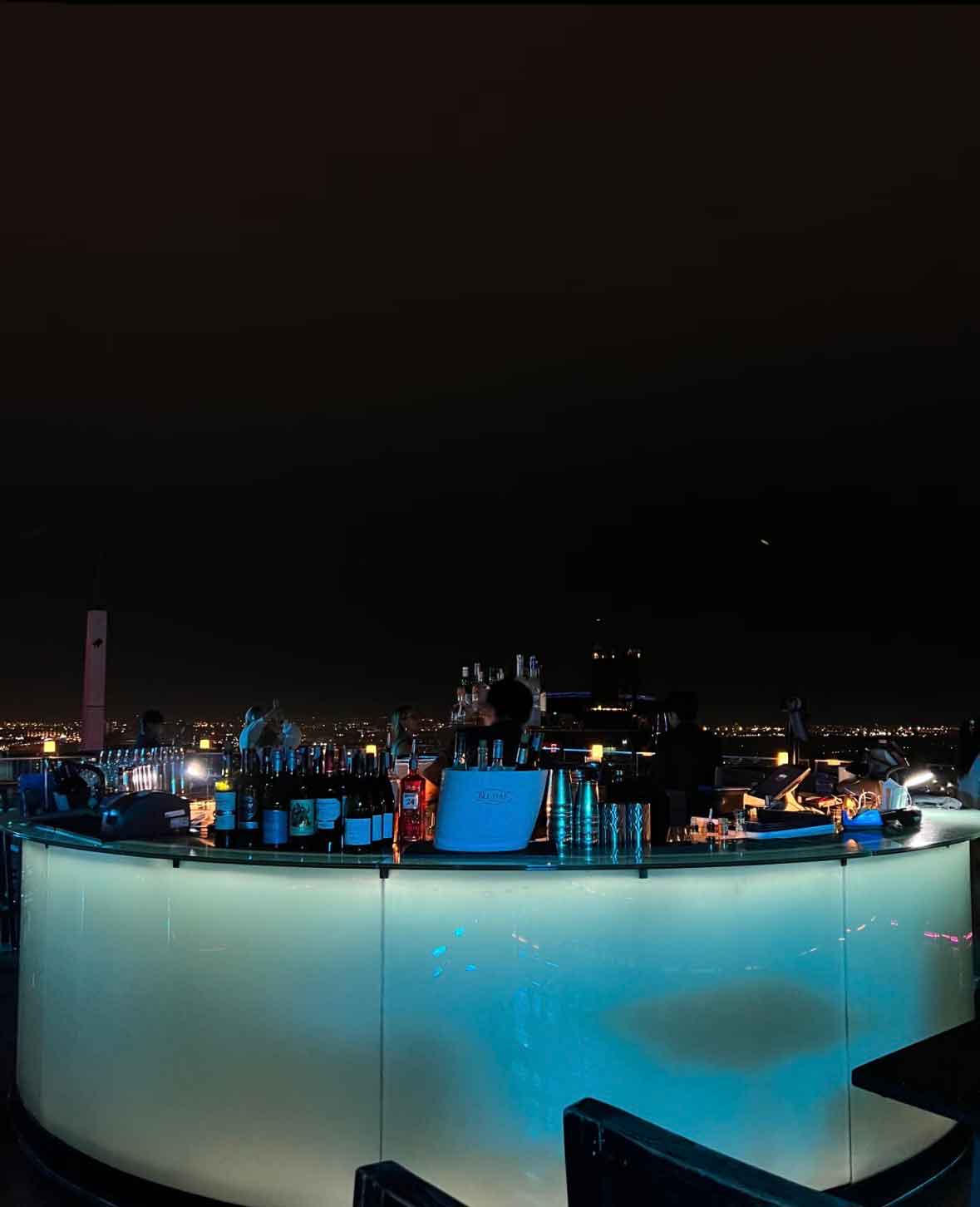 บาร์บนดาดฟ้าที่ Octave Rooftop Lounge and Bar