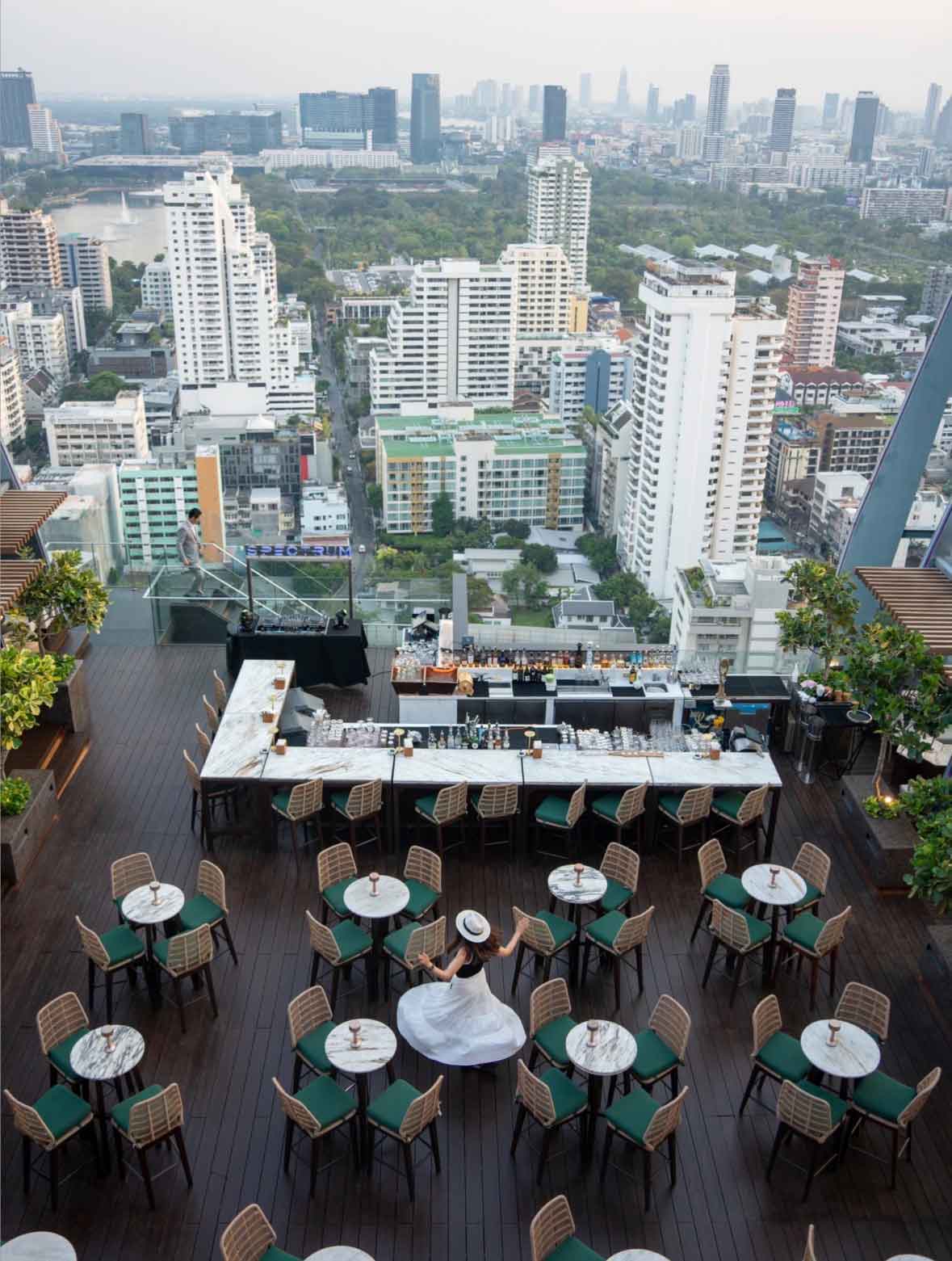 พื้นที่นั่งกลางแจ้งและวิวสุขุมวิทจาก Spectrum Lounge and Bar