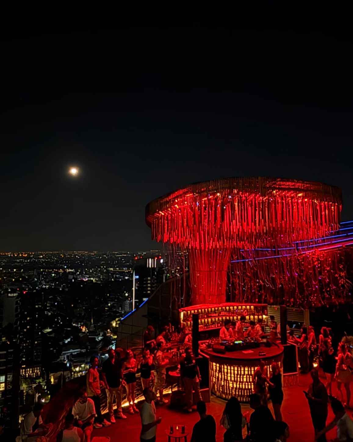 วิวเมืองกรุงเทพและบาร์สีแดงที่ Tichuca Rooftop Bar