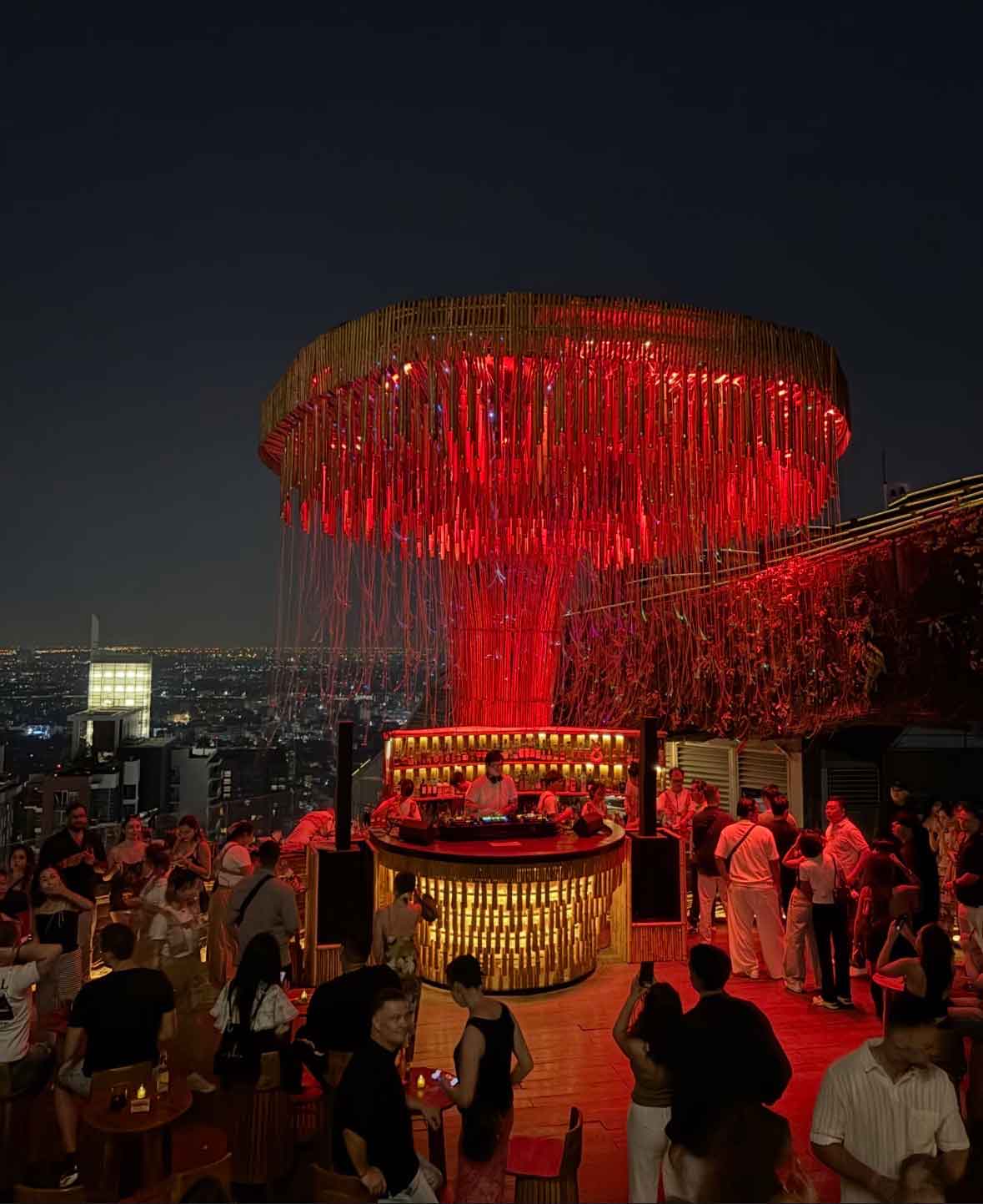 ต้นไม้ LED พระจันทร์และวิวกรุงเทพจาก Tichuca Rooftop Bar
