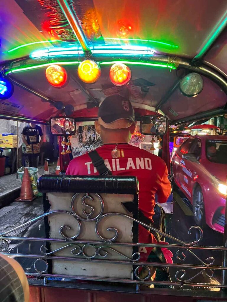 Tuk Tuk to นานาพลาซ่า